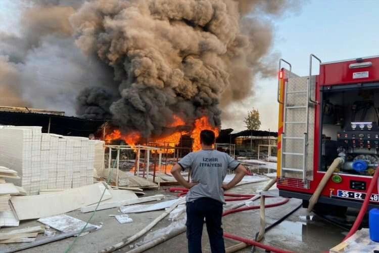 İzmir Torbalı'da korkutan fabrika yangını! haberinin görseli