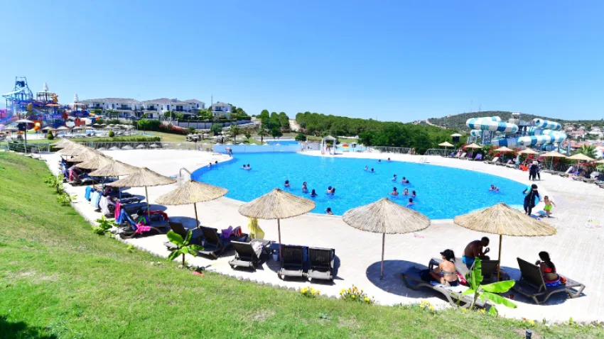 İzmirli iş insanlarının ortaklığıyla geçmişte kurulan, İzmir Büyükşehir Belediyesi’nin iştiraki Tetusa A.Ş yönetimindeki Çeşme Alaçatı'daki Oasis Su Parkı tesisleri, bu yıl da konuklarına farklı eğlence imkânı sunuyor. Ailelerin çocuklarıyla birlikte eğlenebileceği havuzları, heyecan dolu kaydırak parkurları, gün boyu animatörler eşliğinde oyunlar ve gösteriler ile bu yıl da günübirlik tatilin merkezlerinden biri olan Oasis Aquapark’ta, konuklar tatilin keyfini doyasıya çıkarıyor. 22 can kurtaranın görev yaptığı aynı zamanda acil durumlar için bir de revirin bulunduğu tesis, güvenli eğlence imkanı da sunuyor.