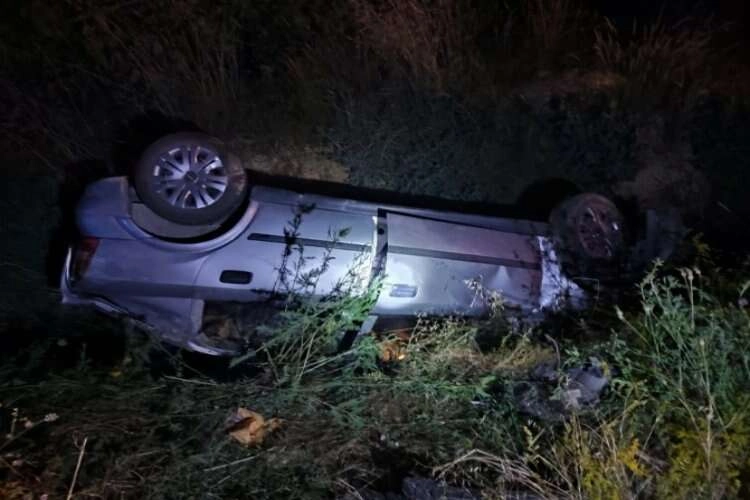 Uşak'ta bir araç şarampole devrildi haberinin görseli