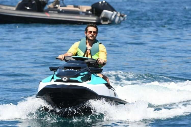 Ünlü şarkıcı Belevi'den jet-ski şov