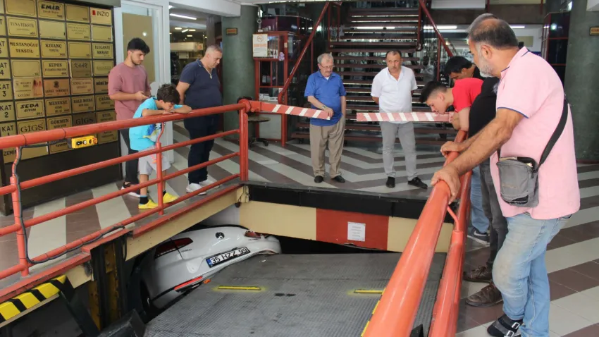 OTOMOBİL ASANSÖRLÜ OTOPARKA SIKIŞTI