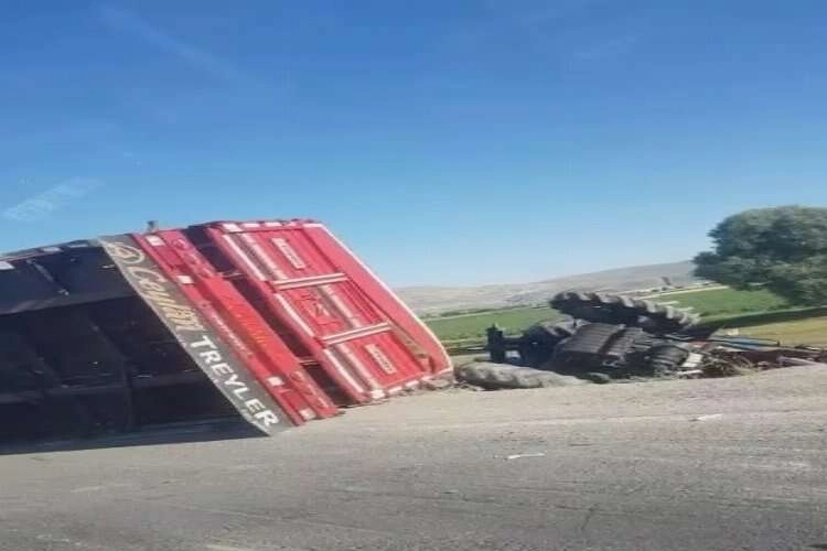Traktör ile tır çarpıştı: 2 Yaralı haberinin görseli