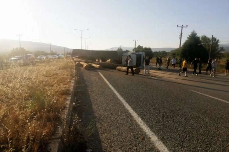 Muğla'da tomruk yüklü tır devrildi haberinin görseli