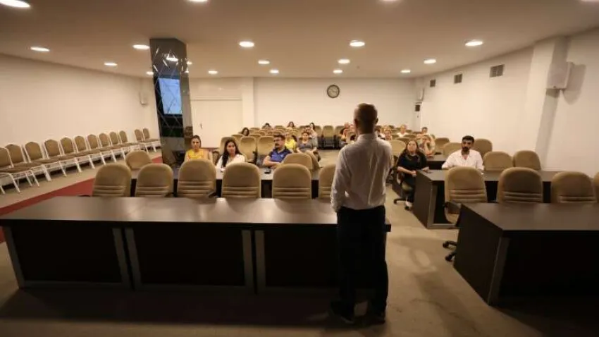 Narlıdere Belediyesi, 6698 sayılı Kişisel Verilerin Korunması Kanunu (KVKK) kapsamında düzenlenen bilgilendirme eğitimine ev sahipliği yaptı. KVKK ve Siber Güvenlik Uzmanı Necdet Kırmızıtoprak’ın verdiği eğitimde bilgi güvenliği ve verilerin korunması noktasında detaylı bilgi sahibi olan belediye personeli, kişisel verilerin gizliliği, işlenmesi ve korunması hakkında yapılması gerekenleri öğrendi