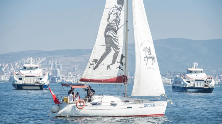 İzmir Büyükşehir Belediye Başkanı Tunç Soyer, 1 Temmuz Denizcilik ve Kabotaj Bayramı etkinlikleri kapsamında deniz şehitleri anısına düzenlenen Körfez’e çelenk atma törenine katıldı. 