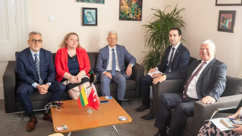Litvanya’nın Ankara Büyükelçisi Ricardas Degutis, İzmir Büyükşehir Belediyesi’ni ziyaret etti. Karşılıklı işbirlikleri ve projeler üzerine konuşulan ziyarette Başkan Vekili Mustafa Özuslu, İzmir’in 2026 Avrupa Gençlik Başkenti adaylığı için destek istedi. Konuk büyükelçi ise İzmir’e gereken desteği vereceklerini söyledi.