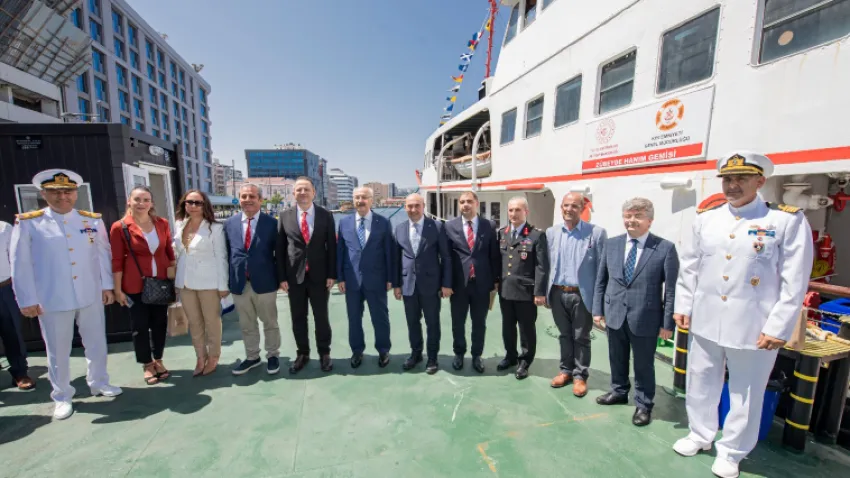 İzmir Büyükşehir Belediye Başkanı Tunç Soyer, Kabotaj Kanunu’nun kabulünün 97’nci yıldönümü nedeniyle düzenlenen 1 Temmuz Denizcilik ve Kabotaj Bayramı etkinliklerine katıldı. İzmir Büyükşehir Belediyesi’nin restore ettiği tarihi Bergama Vapuru ile yapılan Körfez turuna Başkan Tunç Soyer’in yanı sıra İzmir Valisi Yavuz Selim Köşger, Sahil Güvenlik Ege Deniz Bölge Komutanı Tuğamiral Serkan Tezel, İzmir Emniyet Müdürü Mehmet Şahne, İZDENİZ Yönetim Kurulu Başkanı Osman Hakan Erşen, İZDENİZ Genel Müdürü Ümit Yılmaz, Deniz Ticaret Odası İzmir Şubesi Yönetim Kurulu Başkanı Yusuf Öztürk ve İzmir Liman Başkanı Ünal Hakan Atalan, çeşitli sivil toplum kuruluşlarının başkanları ile temsilcileri yer aldı.