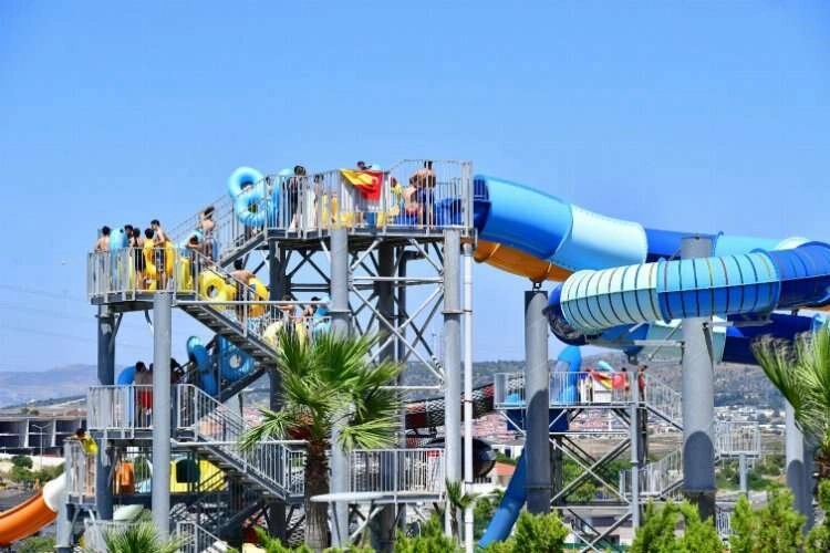 İzmirliler Oasis Aquapark'ta eğleniyor haberinin görseli