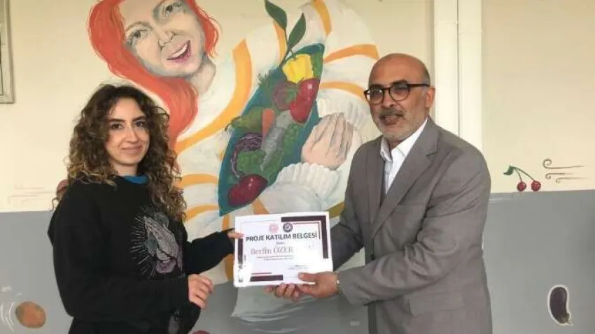 Ege Üniversitesi Eğitim Fakültesi Güzel Sanatlar Eğitimi Bölümü öğrencileri 