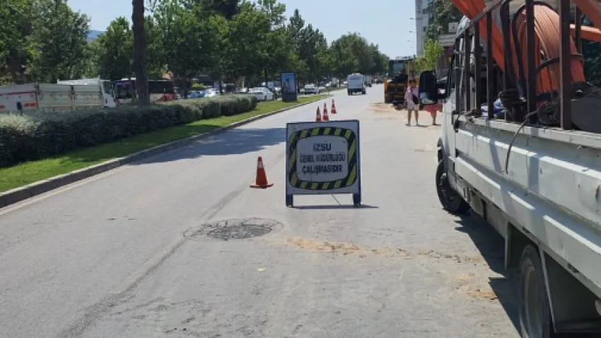 İZSU, Balçova Mahallesi Işıl Sokak ile Mithatpaşa Caddesi’nin kesiştiği bölgede taşkın ve su baskını tedbirleri kapsamında çalışma başlattı. Yapılan incelemelerde bölgede hem topografik özellikler hem de mevsimsel yağış şiddetinin giderek artması nedeniyle ani taşkın olaylarının yaşandığı tespit edildi. Yağmur sularının taşkına neden olmadan güvenli biçimde dere yatağına ulaşmasını sağlamak amacıyla bölgede ızgaralı açık kanal imalatı yapılıyor. Bu yöntem, yağmur sularının şehir içindeki yüzeysel drenajını en kısa ve etkin şekilde gerçekleştiren uygulama olma özelliği taşıyor.