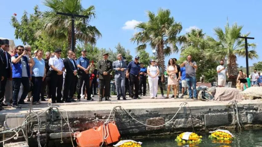 Urla’da 1 Temmuz Denizcilik ve Kabotaj Bayramı dolayısıyla tören düzenlendi. Deniz şehitleri adına denize çelenk bırakıldı