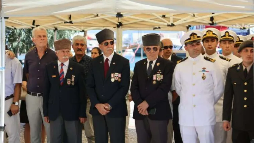 Urla’da 1 Temmuz Denizcilik ve Kabotaj Bayramı dolayısıyla tören düzenlendi. İskele Meydanından deniz şehitleri adına denize bırakılan çelenklere; özel tekne sahipleri, balıkçılar ve deniz polisi sirenlerle katıldı.