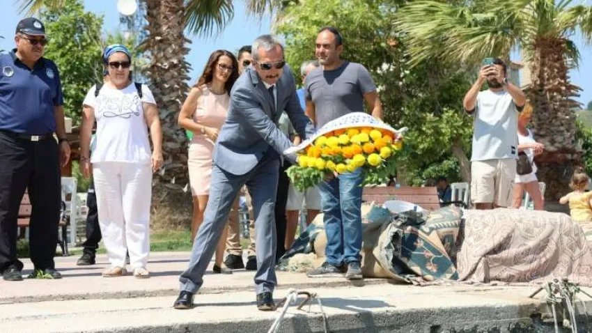 Can’ın konuşmasının ardından İskele Ortaokulu 8. sınıf öğrencisi Azra Çivi 1 Temmuz Denizcilik Bayramı adlı şiirini okudu. Programın devamında Urla Halk Eğitim Merkezi tarafından Halk Oyunları gösterisi yapıldı. Programın son bölümünde deniz şehitleri adına hazırlanan Kaymakamlık, Garnizon Komutanlığı ve Belediye Başkanlığı çelenkleri, protokol üyeleri ve vatandaşlarla birlikte İskele Limanından denize bırakıldı. Özel tekne sahipleri, balıkçılar ve deniz polisi sirenlerle çelenk sunma programına eşlik etti.