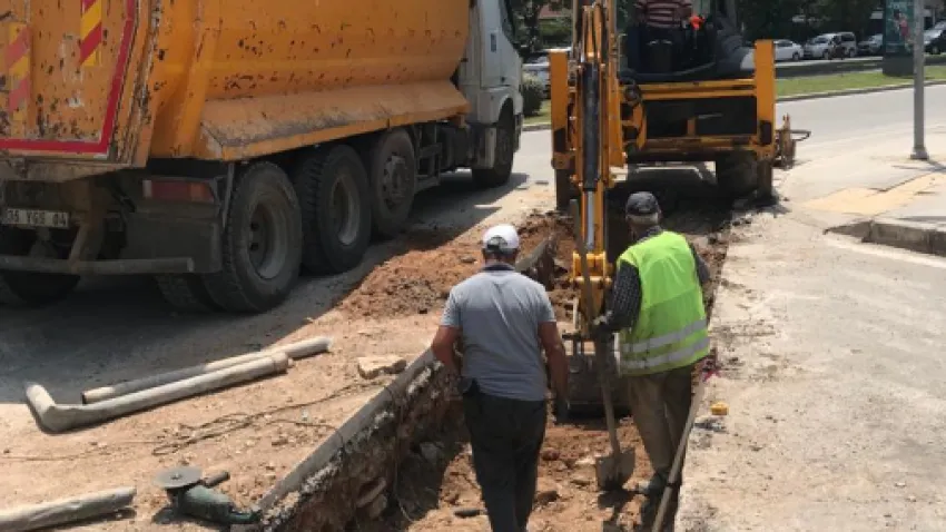 İzmir Büyükşehir Belediyesi İZSU Genel Müdürlüğü, kentin altyapısını şiddetli yağışlara karşı hazırlamak amacıyla İzmir’in tüm ilçelerinde çalışmalarını sürdürüyor. Balçova Bahçelerarası Mahallesi ile Mithatpaşa Caddesi’nin kesiştiği bölgede ani ve yoğun yağışların olduğu dönemlerde meydana gelen su baskınlarını önlemek için yağmur suyu hattı çalışmaları başladı.