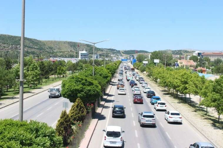 Afyonkarahisar’da bayramda araç yoğunluğu yaşandı