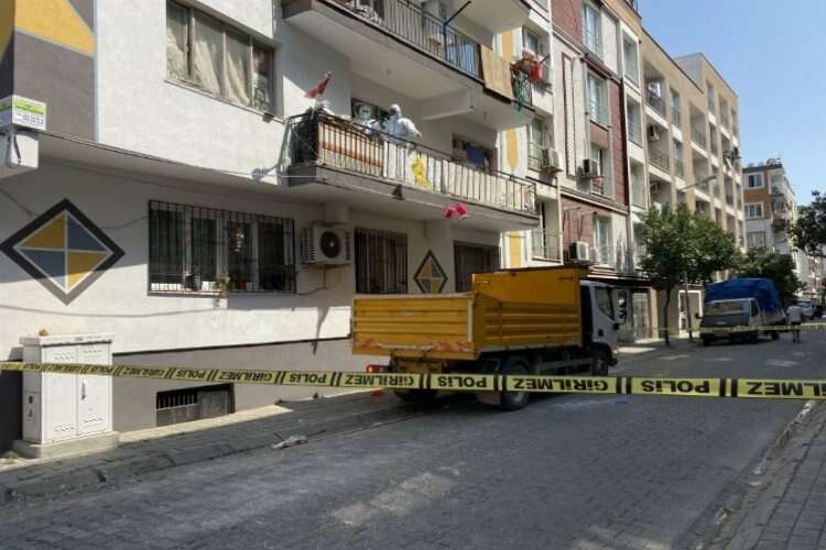 Komşular isyan etti: Evden 2 kamyon çöp çıktı haberinin görseli