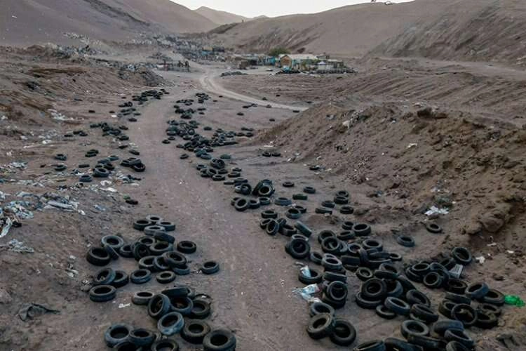 Dünyanın en kurak çölü binlerce çöp yığınıyla doldu