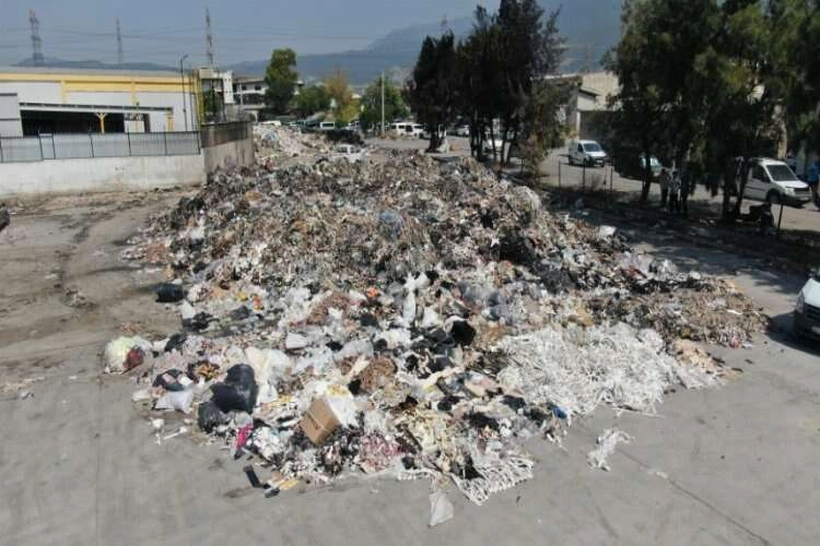 İzmir'in esnafı isyan etti: Mikrop kapıp hasta olacağız haberinin görseli