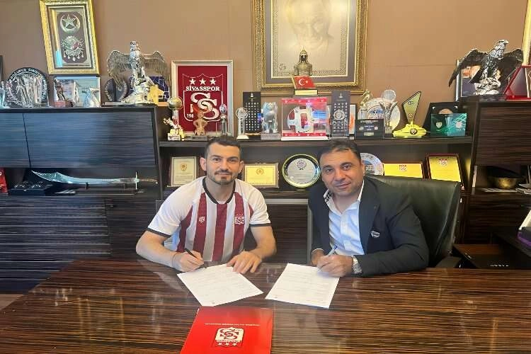 Emrah Başsan Sivasspor’a imzayı attı haberinin görseli