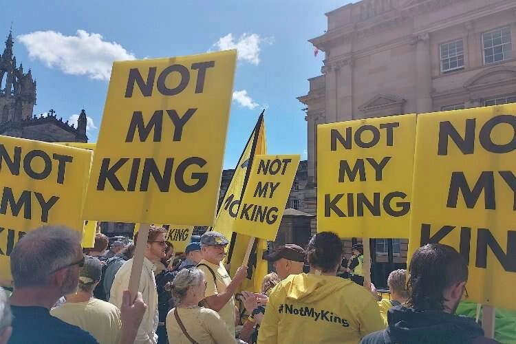 Monarşi karşıtlarından İngiltere Kralı 3. Charles’a protesto haberinin görseli