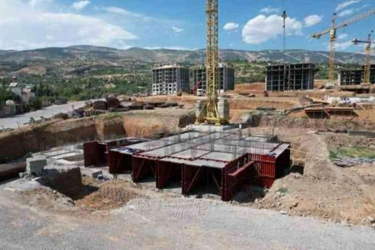 Kahramanmaraş’ta depremzedelerin konutları hızla yükseliyor haberinin görseli