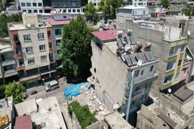 Depremde zarar gören apartman korkutuyor haberinin görseli
