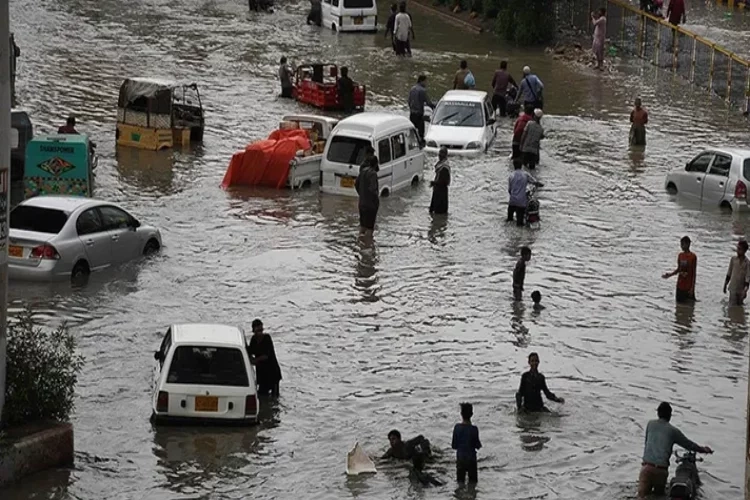 Pakistan'ı sel ve fırtına vurdu: 10 ölü haberinin görseli