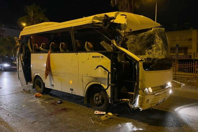 Tur midibüsü park halindeki araçlara çarptı haberinin görseli