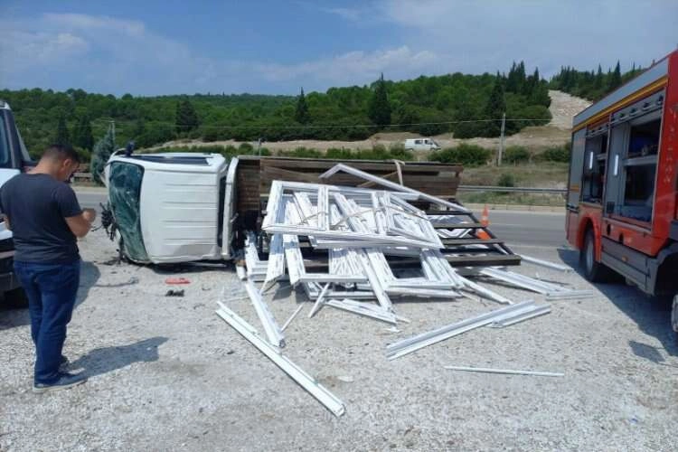 Otomobil kamyonetle çarpıştı: Ölü ve yaralı var haberinin görseli