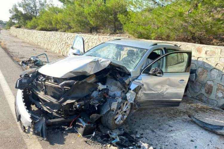 Muğla'da otomobiller kafa kafaya çarpıştı haberinin görseli