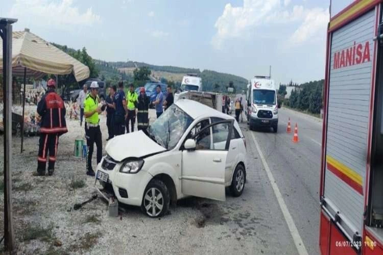 Manisa'da kaza! Otomobil kamyonetle çarpıştı haberinin görseli