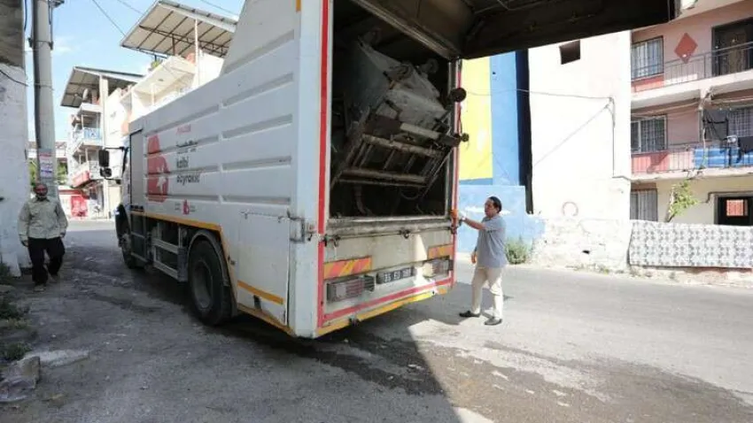 Bayraklı’nın sokaklarında yaz temizliği 