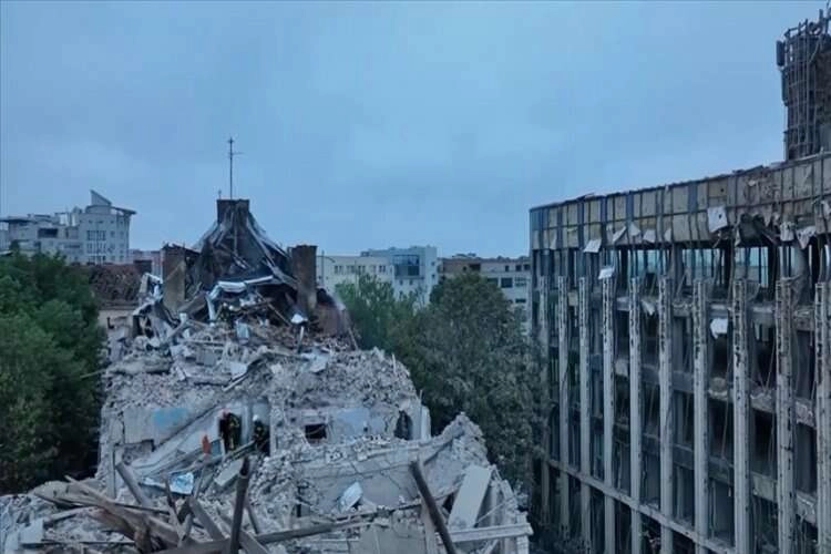 Rus füzesi Lviv'de bir apartmana isabet etti haberinin görseli