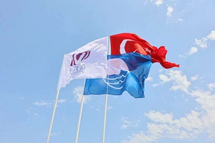 Urla'nın plajları Mavi bayraklarına kavuştu haberinin görseli