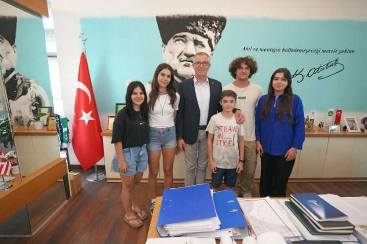 İzmir'de Gaziemirli gençler Fransa yolcusu haberinin görseli