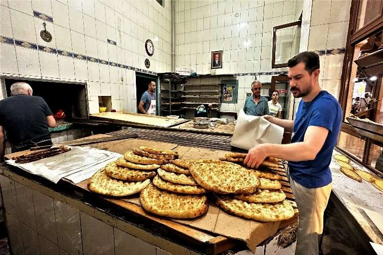 Fırıncılardan sıcaklığa karşı ilginç serinleme yöntemi haberinin görseli
