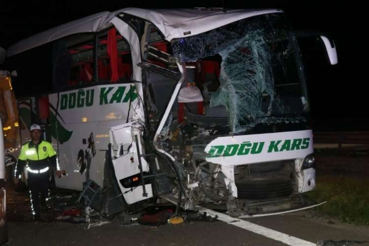 TEM Otoyolu'nda kaza: Çok sayıda yaralı var haberinin görseli