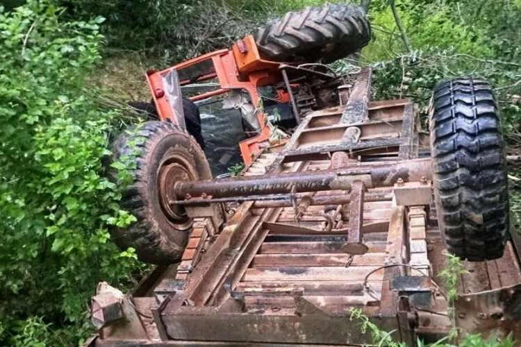 Belediye Başkanı, devrilen traktörün altında kaldı haberinin görseli