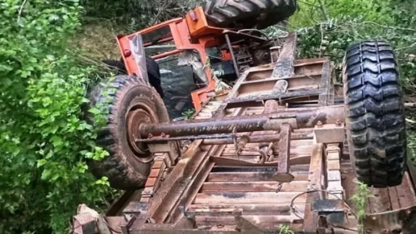 Belediye Başkanı, devrilen traktörün altında kaldı haberinin görseli