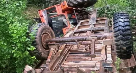 Belediye Başkanı, devrilen traktörün altında kaldı