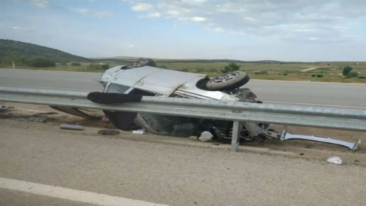 Afyonkarahisar'da kaza: Otomobil refüje girdi haberinin görseli