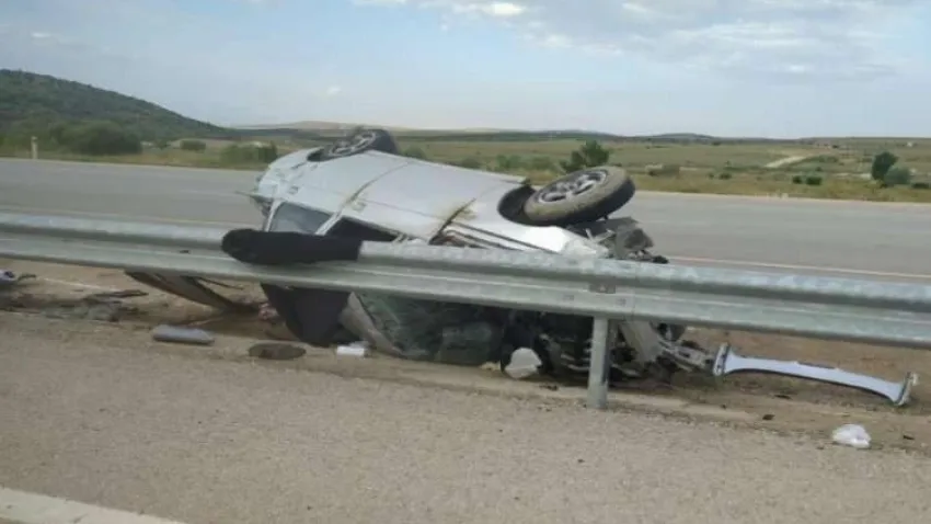 Afyonkarahisar'da kaza: Otomobil refüje girdi haberinin görseli