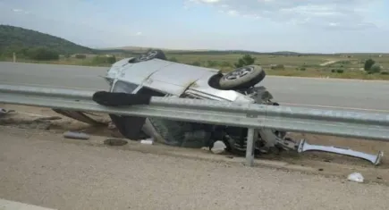 Afyonkarahisar'da kaza: Otomobil refüje girdi