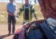 Aracın motorundan 1.5 metre uzunluğunda yılan çıktı