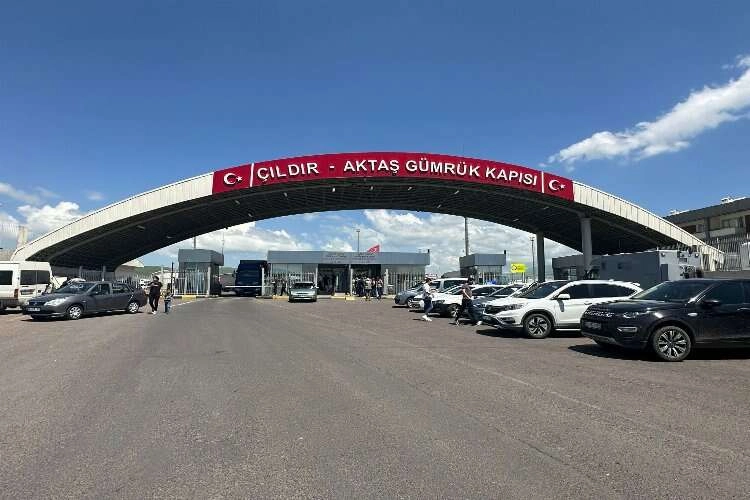 Aktaş Sınır Kapısı’nda telefon kuyruğu! haberinin görseli