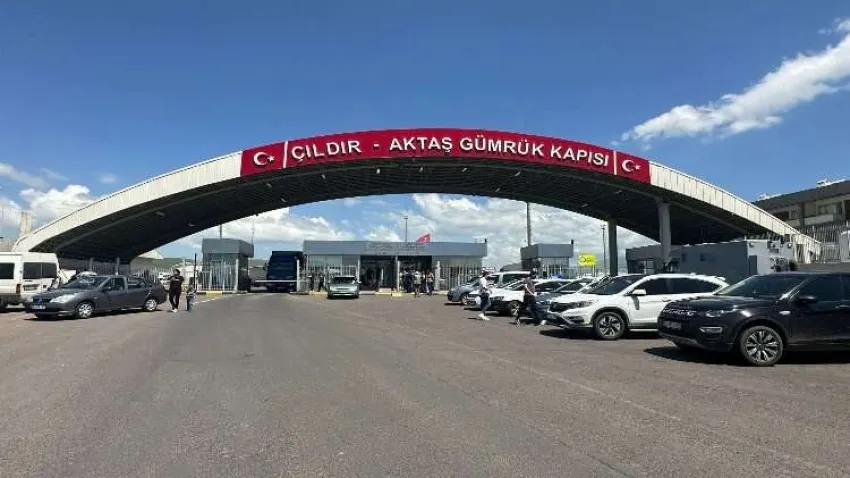 Aktaş Sınır Kapısı’nda telefon kuyruğu! haberinin görseli