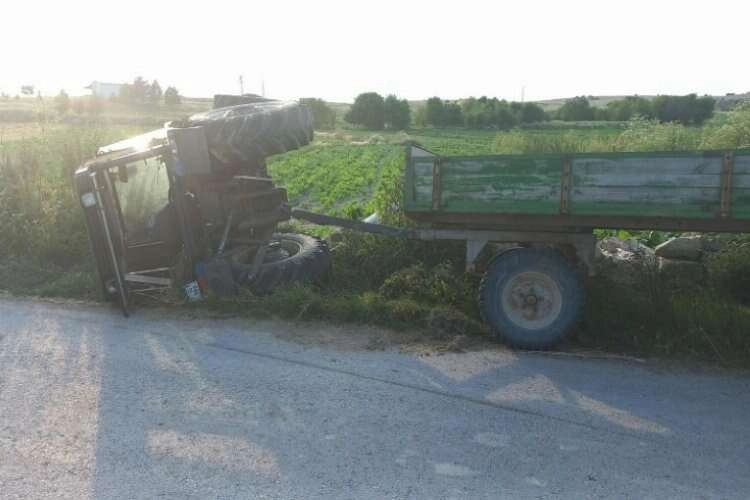 Afyonkarahisar'da minibüsün çarptığı traktör devrildi haberinin görseli