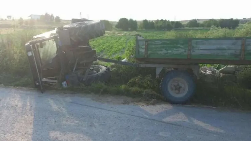 Afyonkarahisar'da minibüsün çarptığı traktör devrildi haberinin görseli