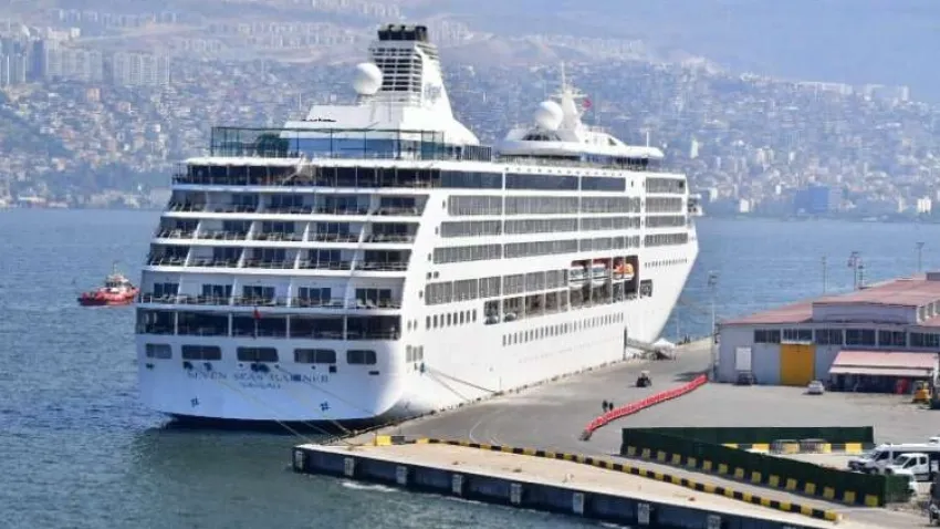 Kruvaziyer gemisi yeniden İzmir'de