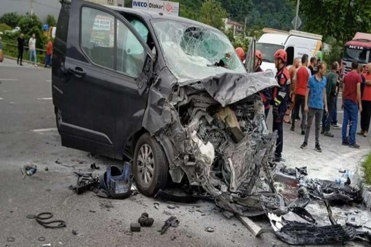 Yakıt tankeri ile minibüs çarpıştı: 5 yaralı haberinin görseli